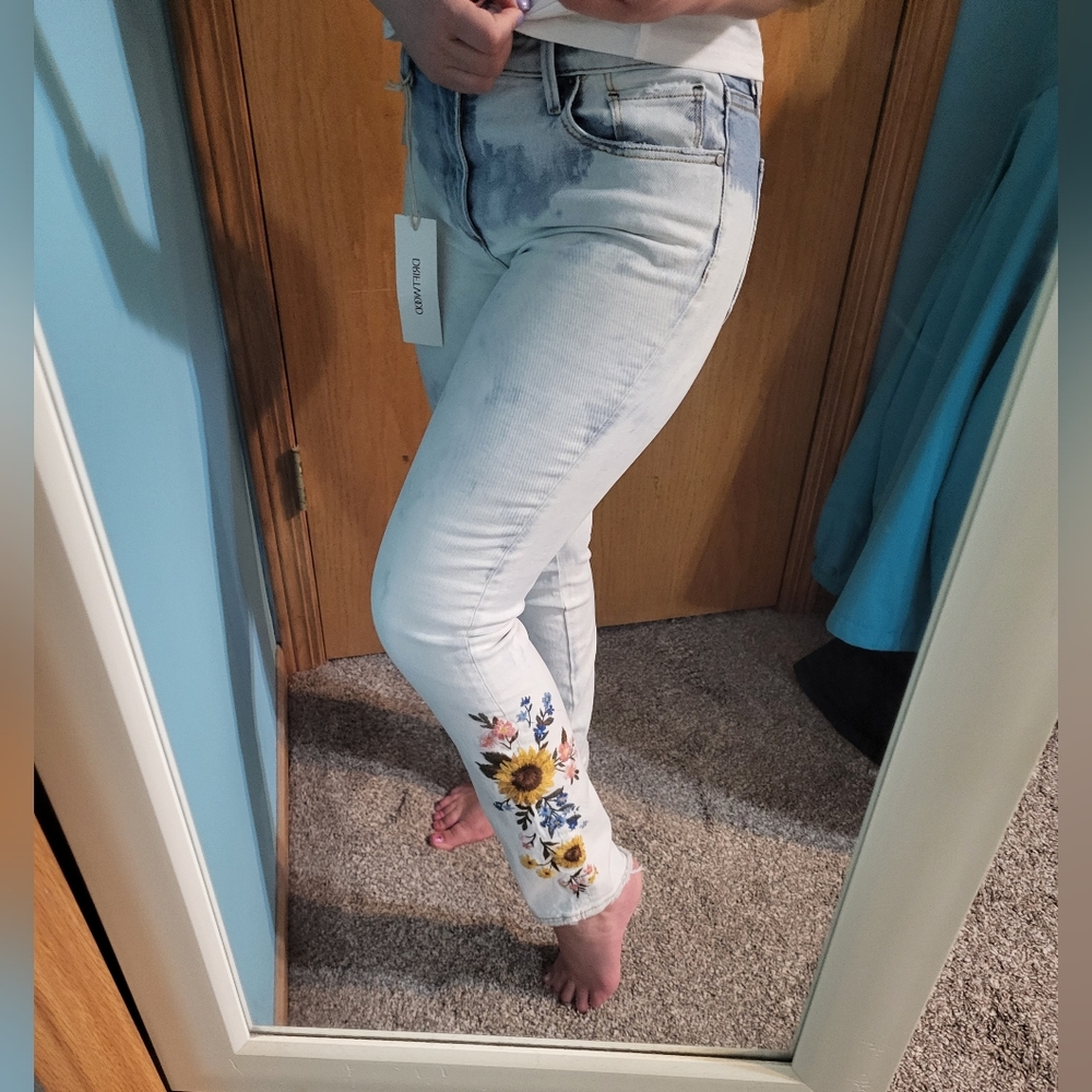 Embroidered lightwash jeans